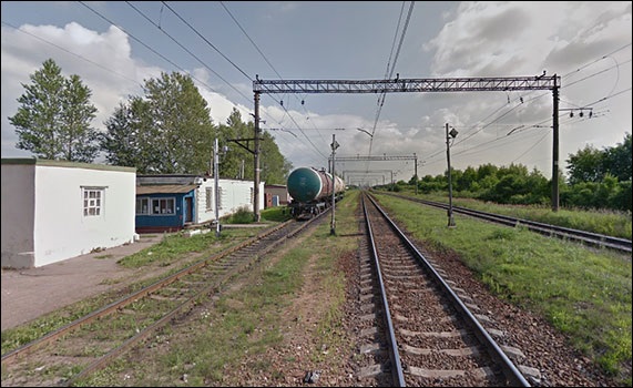Станция Верево. Вид от переезда в сторону Александровской.