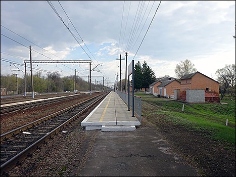 Станция Сараевка. Боковая пассажирская платформа и станционные постройки.