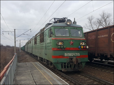 Остановочный пункт 617 км. Электровоз ВЛ80С-1719 с грузовым поездом. 30.03.2019.